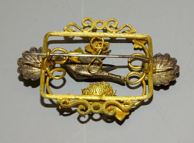 - SUPERBE BROCHE LAITON COLOMBE NID COQUILLE ST JACQUES début 1900    D