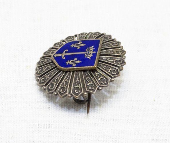 -SUPERBE BROCHE METAL ARGENTE BLASON EMAIL BLEU EMAILLE JEANNE D'ARC ORLEANS