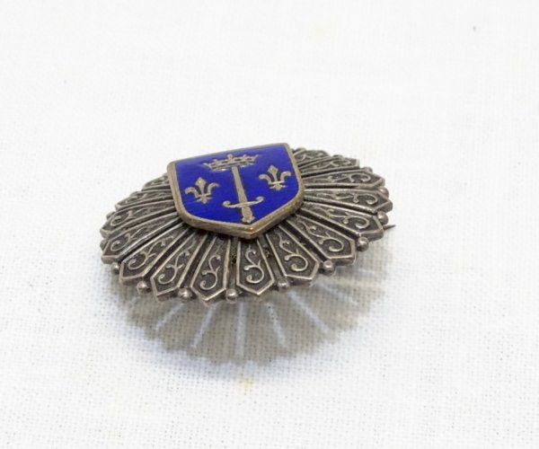 -SUPERBE BROCHE METAL ARGENTE BLASON EMAIL BLEU EMAILLE JEANNE D'ARC ORLEANS