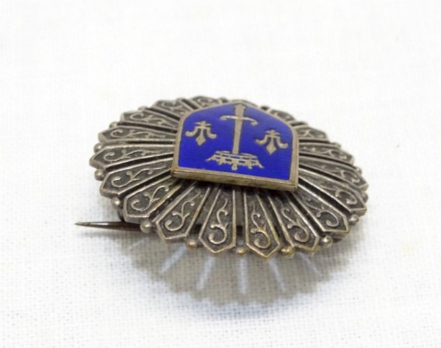 -SUPERBE BROCHE METAL ARGENTE BLASON EMAIL BLEU EMAILLE JEANNE D'ARC ORLEANS
