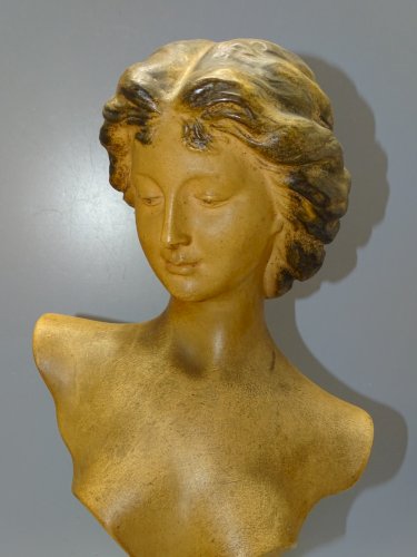 -SUPERBE BUSTE ART NOUVEAU TERRE CUITE  avec sa plaque OLILI par V MAUGER   D