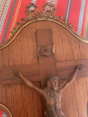 Superbe Christ en croix sur panneau au noeud de ruban Louis XVI