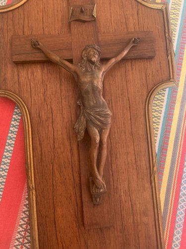 Superbe Christ en croix sur panneau au noeud de ruban Louis XVI