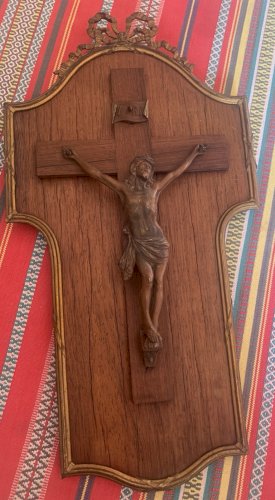 Superbe Christ en croix sur panneau au noeud de ruban Louis XVI