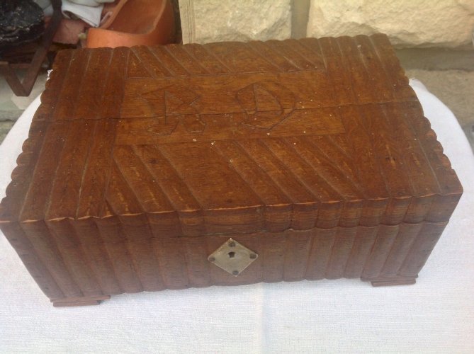 Superbe COFFRET  Boite à couture courrier  Monogramme R.D. chêne massif