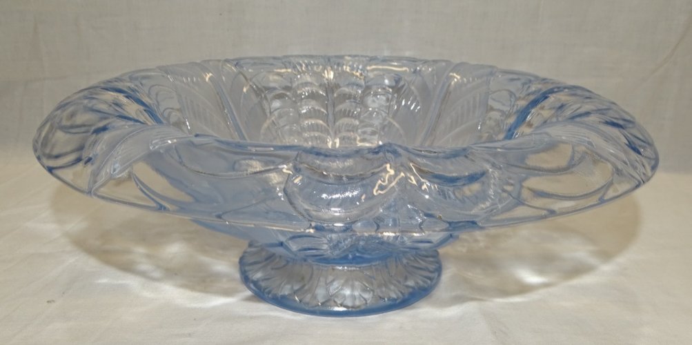 -SUPERBE COUPE EN VERRE BLEU ART DECO A DECOR DE PETALES DE FLEUR NON Signée   D
