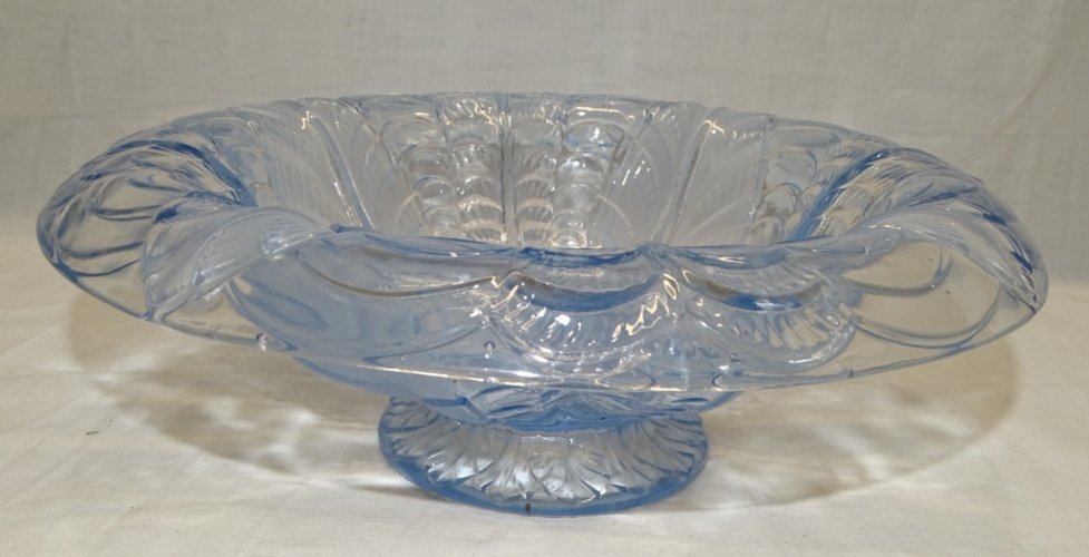 -SUPERBE COUPE EN VERRE BLEU ART DECO A DECOR DE PETALES DE FLEUR NON Signée   D