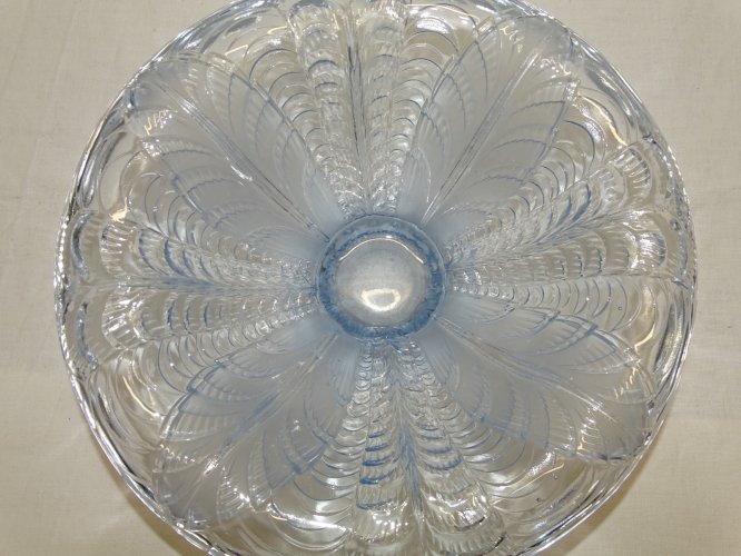 -SUPERBE COUPE EN VERRE BLEU ART DECO A DECOR DE PETALES DE FLEUR NON Signée   D