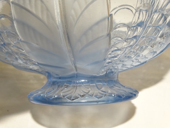 -SUPERBE COUPE EN VERRE BLEU ART DECO A DECOR DE PETALES DE FLEUR NON Signée   D