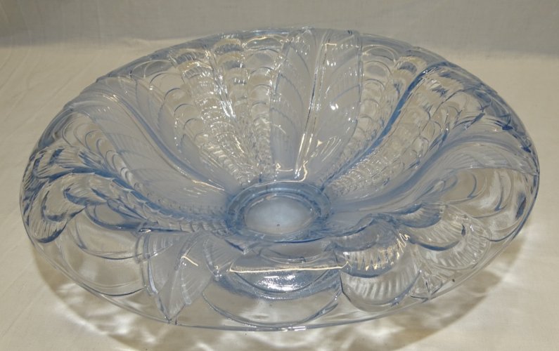 -SUPERBE COUPE EN VERRE BLEU ART DECO A DECOR DE PETALES DE FLEUR NON Signée   D