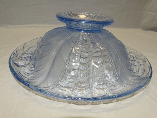 -SUPERBE COUPE EN VERRE BLEU ART DECO A DECOR DE PETALES DE FLEUR NON Signée   D