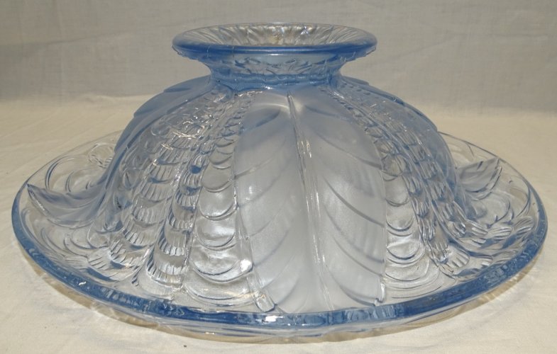 -SUPERBE COUPE EN VERRE BLEU ART DECO A DECOR DE PETALES DE FLEUR NON Signée   D