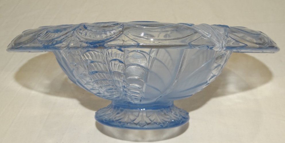 -SUPERBE COUPE EN VERRE BLEU ART DECO A DECOR DE PETALES DE FLEUR NON Signée   D