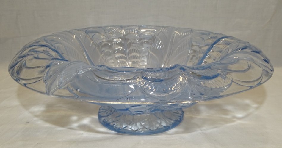 -SUPERBE COUPE EN VERRE BLEU ART DECO A DECOR DE PETALES DE FLEUR NON Signée   D