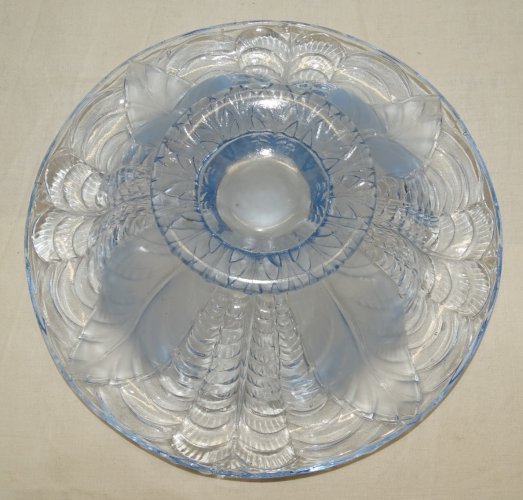 -SUPERBE COUPE EN VERRE BLEU ART DECO A DECOR DE PETALES DE FLEUR NON Signée   D