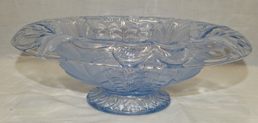-SUPERBE COUPE EN VERRE BLEU ART DECO A DECOR DE PETALES DE FLEUR NON Signée   D