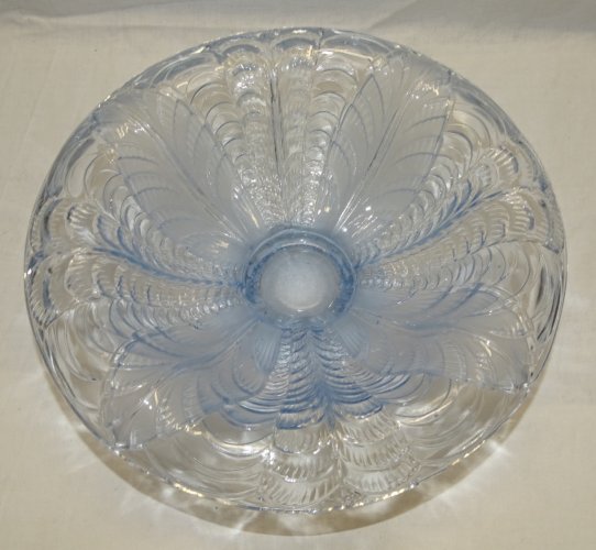 -SUPERBE COUPE EN VERRE BLEU ART DECO A DECOR DE PETALES DE FLEUR NON Signée   D