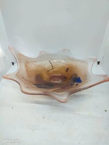 Stunning glass bowl with an original shape signed by Patrick Lepage in good condition.