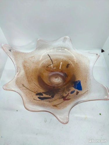 Superbe coupe en verre de forme original  signée Patrick Lepage  en bon etat