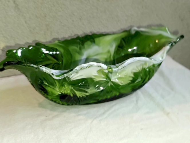 superbe coupe en verre taillé vert et blanc mêlées en bon etat