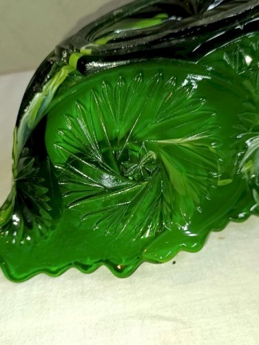 superbe coupe en verre taillé vert et blanc mêlées en bon etat