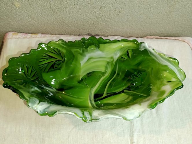 superbe coupe en verre taillé vert et blanc mêlées en bon etat