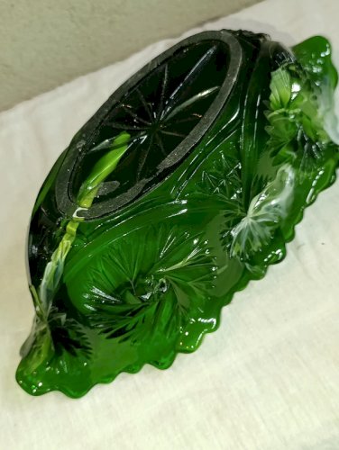 superbe coupe en verre taillé vert et blanc mêlées en bon etat