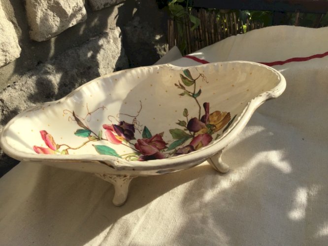 Superbe Coupe sur pieds en faïence à décor floral Louis XV estampillé creux 19em