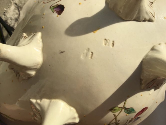 Superbe Coupe sur pieds en faïence à décor floral Louis XV estampillé creux 19em