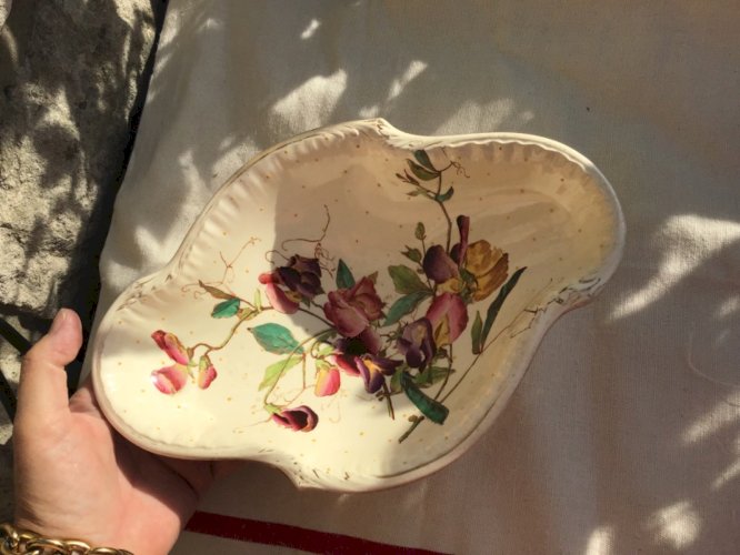 Superbe Coupe sur pieds en faïence à décor floral Louis XV estampillé creux 19em