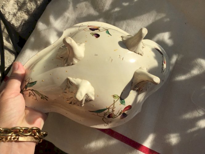 Superbe Coupe sur pieds en faïence à décor floral Louis XV estampillé creux 19em