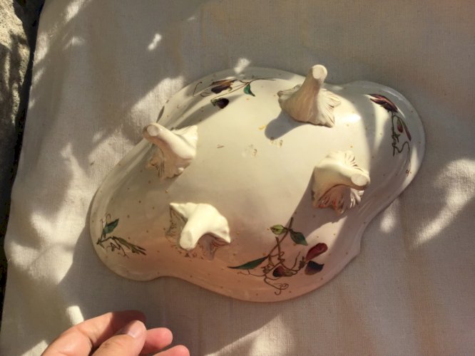 Superbe Coupe sur pieds en faïence à décor floral Louis XV estampillé creux 19em