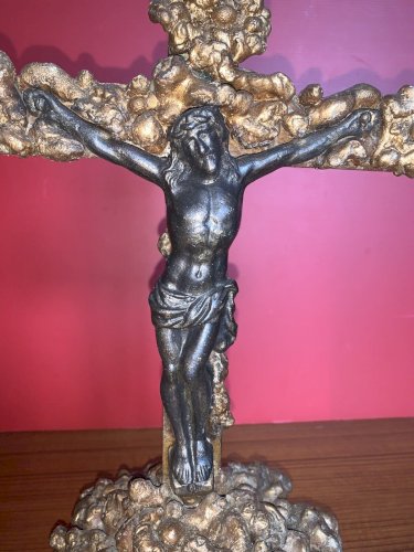 Superbe croix d'autel de style baroque en stuc bois fonte de fer XIXe