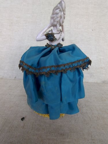 superbe figurine ancienne en porcelaine, marquise sur sa boite à poudre