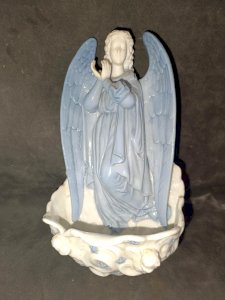 superbe grand benitier ancien en porcelaine et biscuit en bon etat