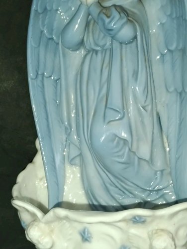 superbe grand benitier ancien en porcelaine et biscuit en bon etat