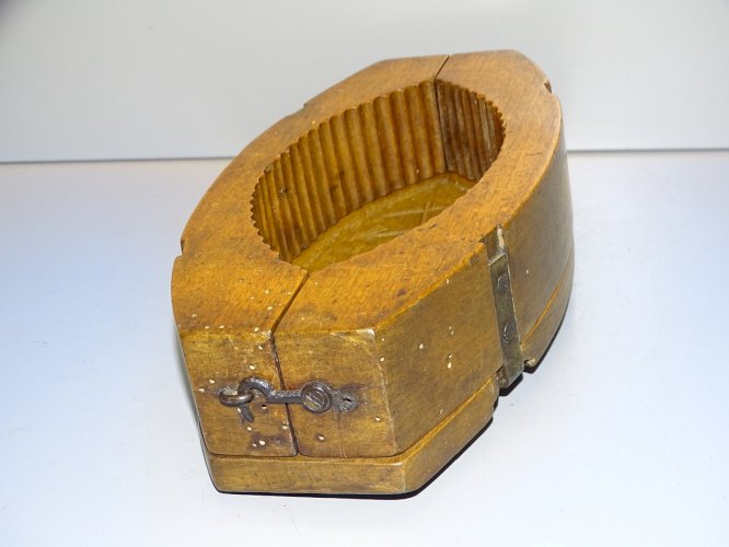 -SUPERBE GRAND MOULE A BEURRE Articulé en BOIS UNE VACHE AU FOND COLLECTION   D