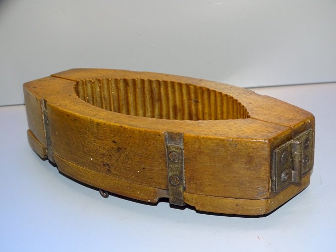 -SUPERBE GRAND MOULE A BEURRE Articulé en BOIS UNE VACHE AU FOND COLLECTION   D