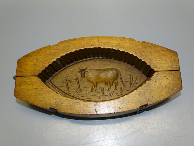 -SUPERBE GRAND MOULE A BEURRE Articulé en BOIS UNE VACHE AU FOND COLLECTION   D