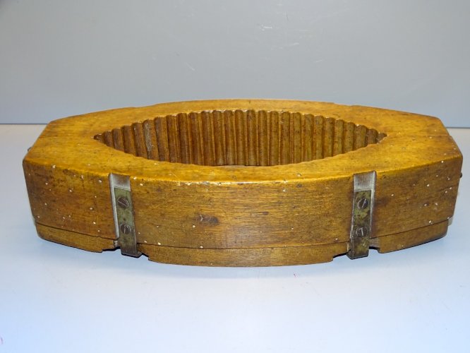 -SUPERBE GRAND MOULE A BEURRE Articulé en BOIS UNE VACHE AU FOND COLLECTION   D