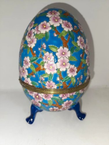 superbe grand  oeuf emaillé signé La louviere à decor floral et animal style longwy en bon etat