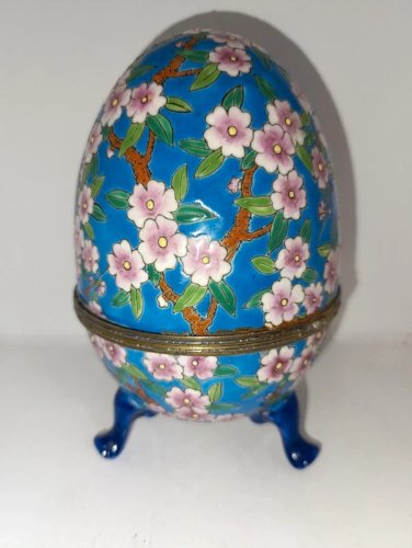 superbe grand  oeuf emaillé signé La louviere à decor floral et animal style longwy en bon etat