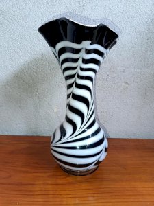 superbe grand vase mouchoir noir et blanc style murano en bon etat