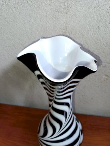 superbe grand vase mouchoir noir et blanc style murano en bon etat