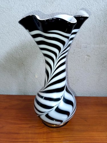superbe grand vase mouchoir noir et blanc style murano en bon etat