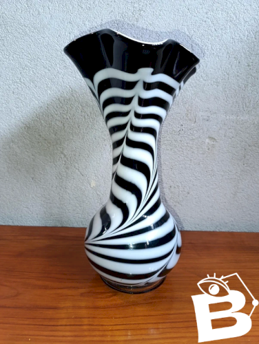 superbe grand vase mouchoir noir et blanc style murano en bon etat