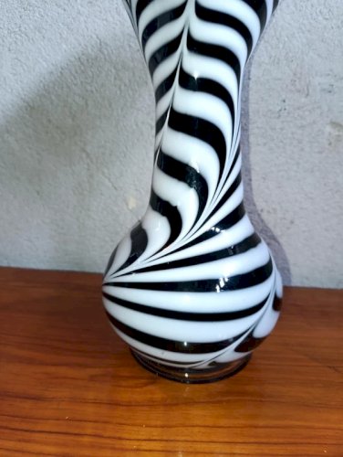 superbe grand vase mouchoir noir et blanc style murano en bon etat
