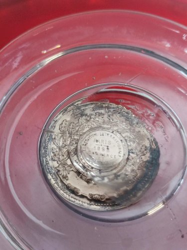 superbe grande  coupe en verre typique murano avec incrustation dune piece de la ville de paris