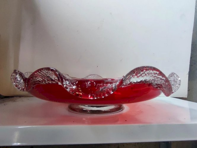 superbe grande  coupe en verre typique murano avec incrustation dune piece de la ville de paris