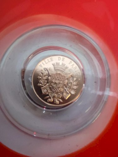 superbe grande  coupe en verre typique murano avec incrustation dune piece de la ville de paris